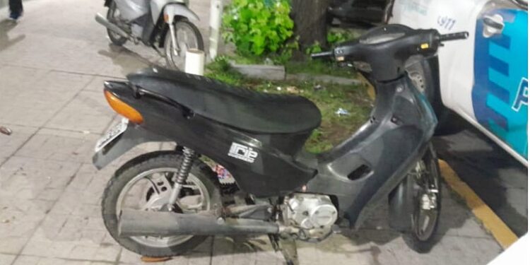 INTENTARON ROBAR UNA MOTO. DOS MAYORES Y UNA MENOR DE 15 AÑOS 1 INTENTARON ROBAR UNA MOTO. DOS MAYORES Y UNA MENOR DE 15 AÑOS