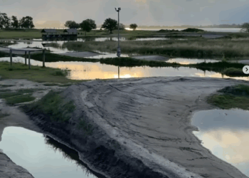 IMPLACABLE EL AVANCE DEL AGUA. LA PISTA DE MOTOS SUFRIO YA LAS CONSECUENCIAS