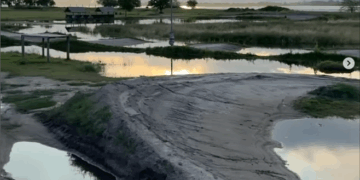 IMPLACABLE EL AVANCE DEL AGUA. LA PISTA DE MOTOS SUFRIO YA LAS CONSECUENCIAS
