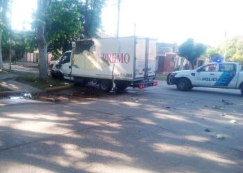 AFORTUNADAMENTE NO OCURRIO UNA TRAGEDIA. UN CAMION IMPACTO CON UN ARBOL EN LA ESQUINA DE LA ESCUELA 4 11 AFORTUNADAMENTE NO OCURRIO UNA TRAGEDIA. UN CAMION IMPACTO CON UN ARBOL EN LA ESQUINA DE LA ESCUELA 4