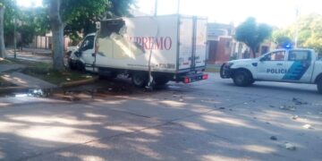 AFORTUNADAMENTE NO OCURRIO UNA TRAGEDIA. UN CAMION IMPACTO CON UN ARBOL EN LA ESQUINA DE LA ESCUELA 4