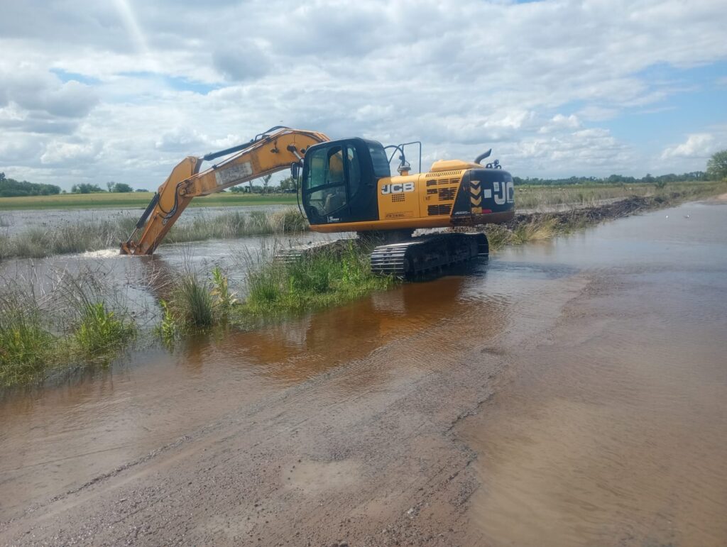 LA COMUNIDAD DE OLASCOAGA -DESDE HACE VARIOS DíAS- SE SUMÓ AL TRABAJO MUNICIPAL PARA MANTENER EL ACCESO TRANSITABLE 9 retro acceso olsacoagas 1