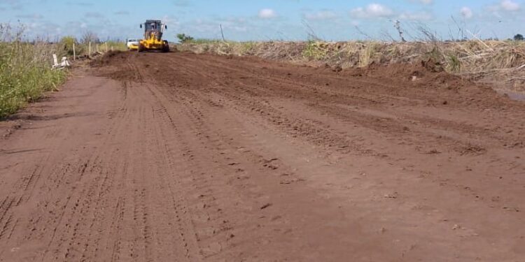LA COMUNIDAD DE OLASCOAGA -DESDE HACE VARIOS DíAS- SE SUMÓ AL TRABAJO MUNICIPAL PARA MANTENER EL ACCESO TRANSITABLE 1 LA COMUNIDAD DE OLASCOAGA -DESDE HACE VARIOS DíAS- SE SUMÓ AL TRABAJO MUNICIPAL PARA MANTENER EL ACCESO TRANSITABLE