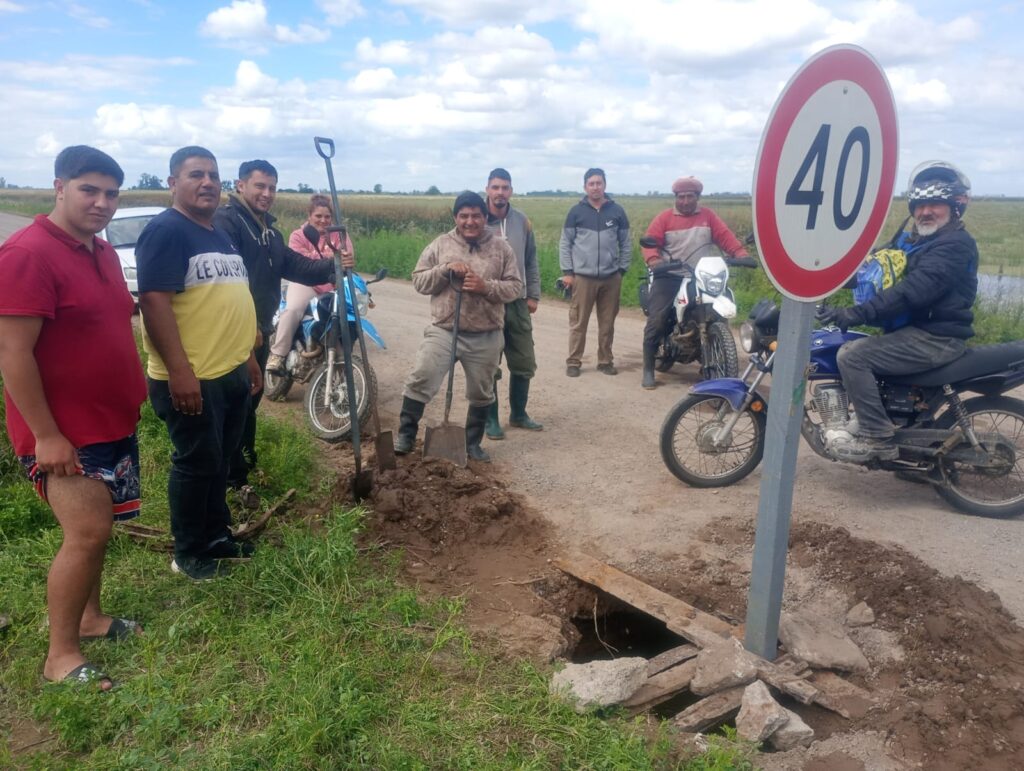 LA COMUNIDAD DE OLASCOAGA -DESDE HACE VARIOS DíAS- SE SUMÓ AL TRABAJO MUNICIPAL PARA MANTENER EL ACCESO TRANSITABLE 7 retro acceso olsacoagas2