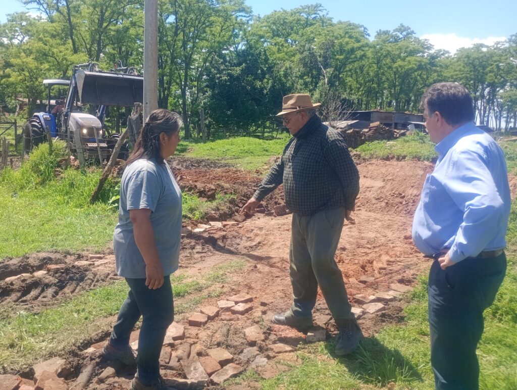 LA COMUNIDAD DE OLASCOAGA -DESDE HACE VARIOS DíAS- SE SUMÓ AL TRABAJO MUNICIPAL PARA MANTENER EL ACCESO TRANSITABLE 6 retro acceso olsacoagas3