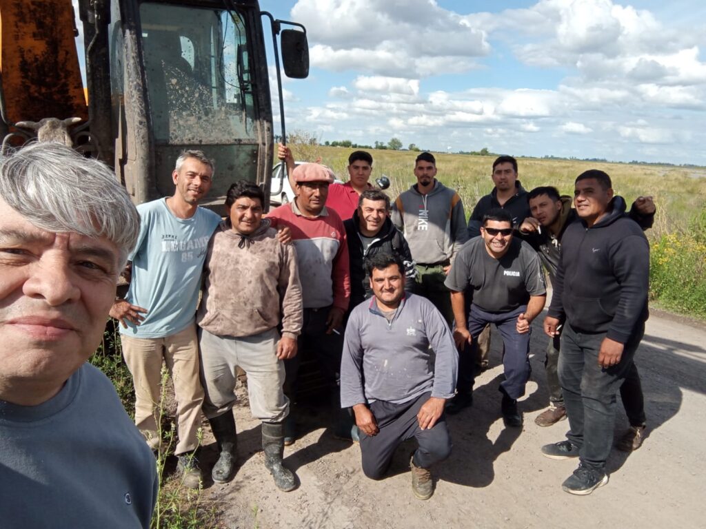 LA COMUNIDAD DE OLASCOAGA -DESDE HACE VARIOS DíAS- SE SUMÓ AL TRABAJO MUNICIPAL PARA MANTENER EL ACCESO TRANSITABLE 8 retro acceso olsacoagas5