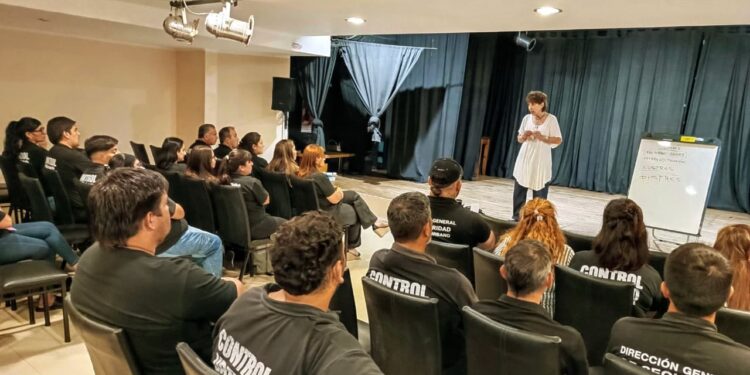 CAPACITACIÓN PARA AGENTES DE TRANSITO SOBRE ESTRÉS LABORAL Y SALUD EMOCIONAL