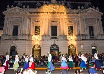 BRAGADO CUMPLIÓ EL RITO DE ENCENDER EL ÁRBOL NAVIDEÑO