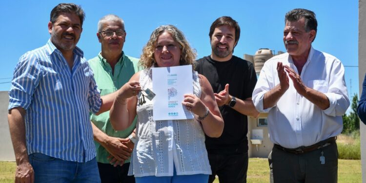 JUNTO A AUTORIDADES PROVINCIALES, SE ENTREGARON 70 VIVIENDAS