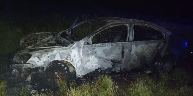 INCENDIO DE UN AUTO CAMINO A WARNES 1 INCENDIO DE UN AUTO CAMINO A WARNES