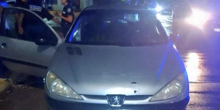 TODAS JUNTAS EN UNA SOLA SECUENCIA: ALCOHOLIZADO CHOCO 2 AUTOS ESTACIONADOS Y NO SE DETUVO