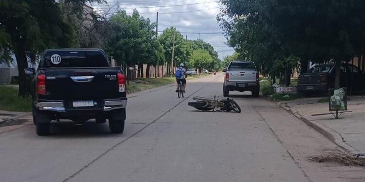 UNA MUJER HERIDA AL CHOCAR CON SU MOTO EN LA ESQUINA DE PELLEGRINI Y HNOS. ISLAS