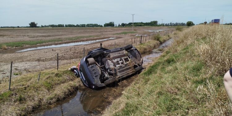 POR EVITAR UN CHOQUE, UN AUTOMOVILISTA TERMINO VOLCANDO EN LA BANQUINA DE LA RUTA 5. EL CAUSANTE NUNCA SE DETUVO