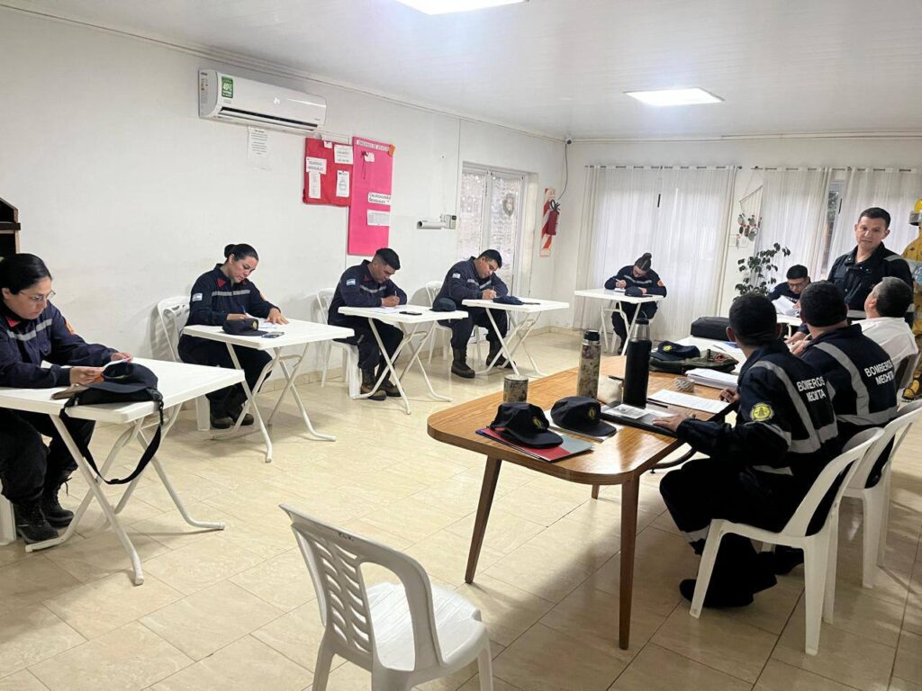 CON MUCHA FELICIDAD, MECHITA PRESENTÓ NUEVOS BOMBEROS VOLUNTARIOS 6 nuevos boberos mechita1