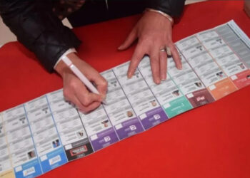 CON FIRMAS DE LA CUARTA, SENADORES BONAERENSES INSISTEN EN LA BOLETA ÚNICA DE PAPEL 10 CON FIRMAS DE LA CUARTA, SENADORES BONAERENSES INSISTEN EN LA BOLETA ÚNICA DE PAPEL