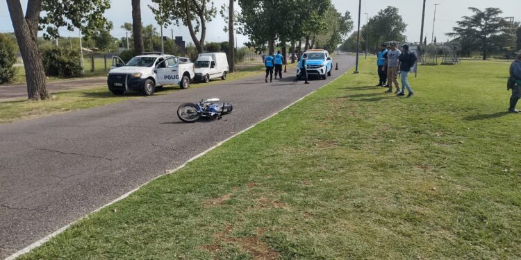 UNA MUJER HERIDA AL CAER DE SU MOTO EN EL ACCESO 1 UNA MUJER HERIDA AL CAER DE SU MOTO EN EL ACCESO