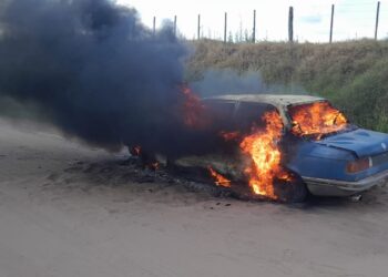 DESTRUCCCION TOTAL DE UN AUTOMOVIL QUE SE INCENDIO CAMINO A LA LIMPIA