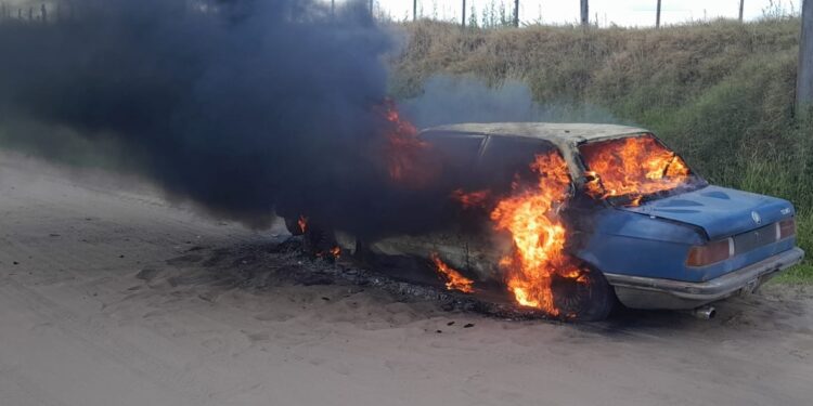 DESTRUCCCION TOTAL DE UN AUTOMOVIL QUE SE INCENDIO CAMINO A LA LIMPIA