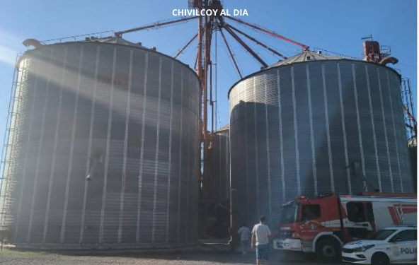 EXPLOSIÓN EN UN SILO DE UNA EMPRESA SOBRE RUTA 5: UN OPERARIO FUE ASISTIDO DE MANERA PREVENTIVA 1 EXPLOSIÓN EN UN SILO DE UNA EMPRESA SOBRE RUTA 5: UN OPERARIO FUE ASISTIDO DE MANERA PREVENTIVA