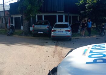 VIOLENTO CHOQUE EN CENTRICA ESQUINA. NO HUBO HERIDOS