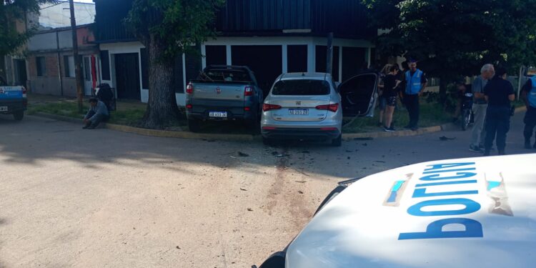 VIOLENTO CHOQUE EN CENTRICA ESQUINA. NO HUBO HERIDOS