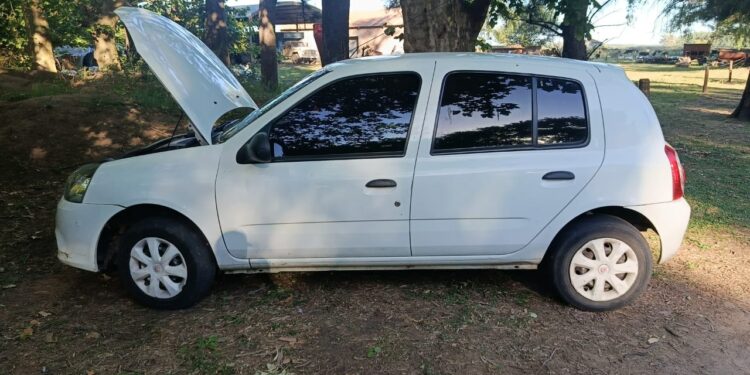 UN HOMBRE SE DESVANECIO MIENTRAS MANEJABA Y TERMINO EN LA BANQUINA
