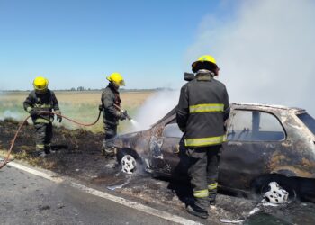 INCENDIO VEHÍCULAR SOBRE RUTA 5. NO HUBO HERIDOS 11 INCENDIO VEHÍCULAR SOBRE RUTA 5. NO HUBO HERIDOS