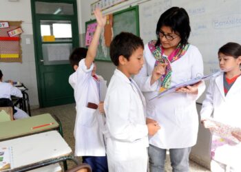 LA CAÍDA DEL SALARIO DOCENTE EN LA PROVINCIA DE BUENOS AIRES 10 LA CAÍDA DEL SALARIO DOCENTE EN LA PROVINCIA DE BUENOS AIRES