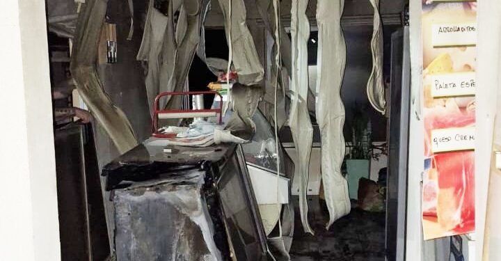 ALERTA POR UN INCENDIO EN UN COMERCIO BARRIAL EN NEUQUEN Y JUNCAL