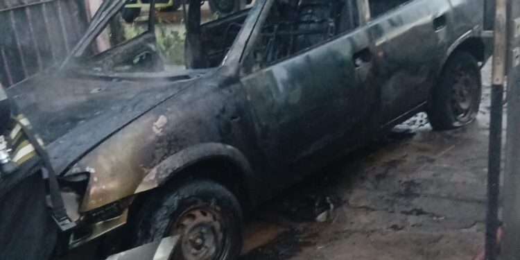 PRENDIO FUE EL AUTO DE SU EX PAREJA. LA POLICIA YA LO IDENTICIO