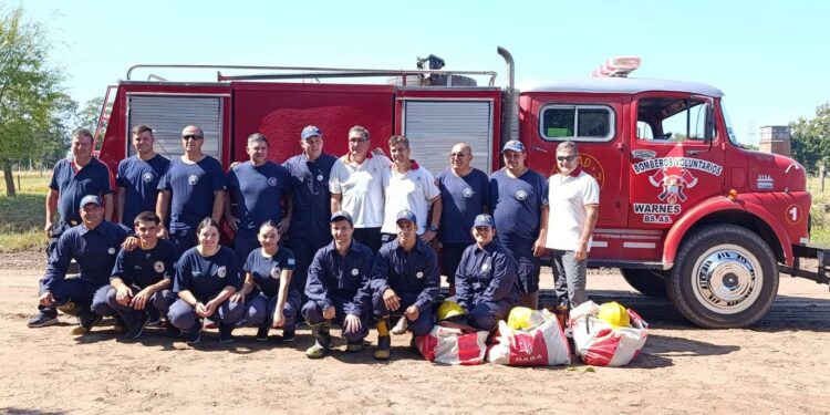BOMBEROS DE BRAGADO SALUDA AL FLAMANTE CUARTEL DE WARNES
