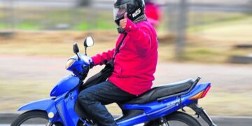 QUIEREN REFLOTAR LA NORMA QUE OBLIGA A DESPACHAR NAFTA SOLO A CONDUCTORES DE MOTOS CON CASCO