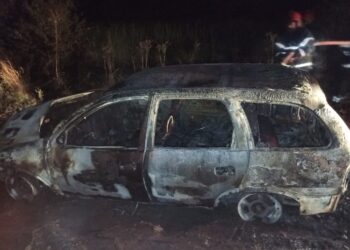 UN AUTO QUEDÓ TOTALMENTE CONSUMIDO POR EL FUEGO