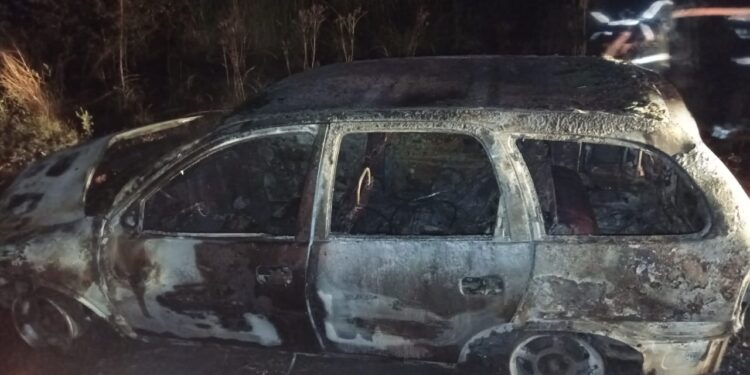 UN AUTO QUEDÓ TOTALMENTE CONSUMIDO POR EL FUEGO