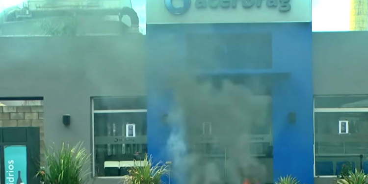 PROTESTA  SINDICAL DE LA UOM EN LA PUERTA DE ACERBRAG