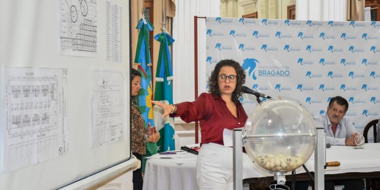 EL MUNICIPIO SORTEÓ LAS 18 VIVIENDAS Y LOS 32 LOTES DEL PROYECTO DE CÁRITAS