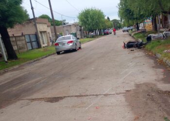 ACCIDENTE ENTRE MOTO Y AUTO. UNA MUJER RESULTO CON UNA PIERNA FRACTURADA