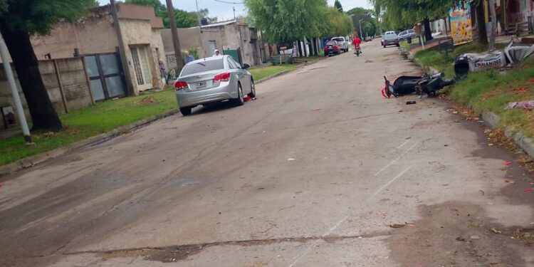 ACCIDENTE ENTRE MOTO Y AUTO. UNA MUJER RESULTO CON UNA PIERNA FRACTURADA