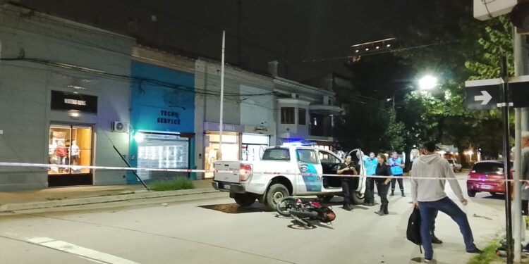 CHOQUE EN CENTRICA ESQUINA ENTRE UN AUTO Y UNA MOTO