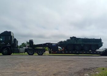 SORPRESA EN RUTA 5 POR EL DESPLIEGUE DE BLINDADOS STRYKER RUMBO A LA PAMPA