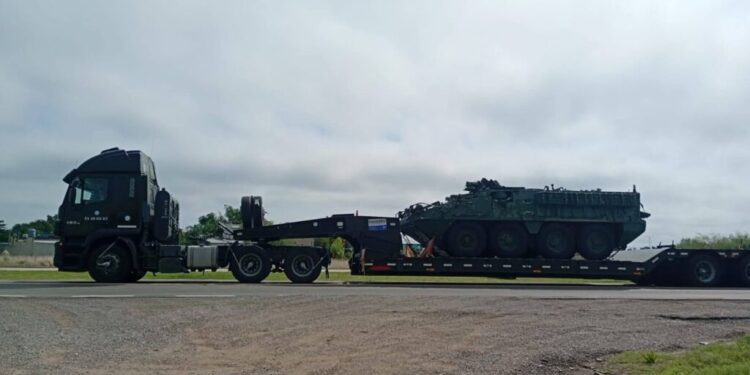 SORPRESA EN RUTA 5 POR EL DESPLIEGUE DE BLINDADOS STRYKER RUMBO A LA PAMPA
