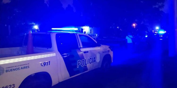 DOS JOVENES FUERON HALLADOS EN EL PATIO DE UNA VIVIENDA Y APREHENDIDOS POR LA POLICIA