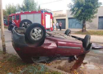 CHOQUE Y POSTERIOR VUELCO EN QUIROGA Y ALEM