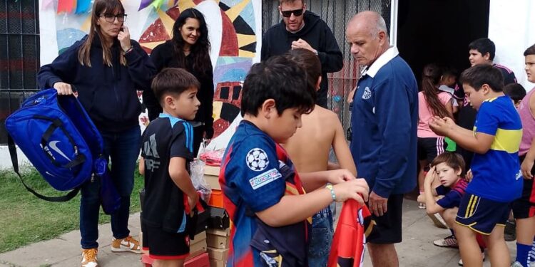 LOS CHICOS DEL FÚTBOL DEL FONAVI TIENEN SU VESTIMENTA