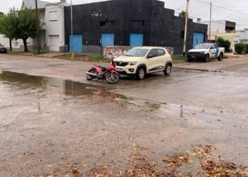 CHOQUE DE MOTO Y AUTO. NO HAY HERIDOS GRAVES