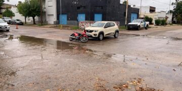 CHOQUE DE MOTO Y AUTO. NO HAY HERIDOS GRAVES