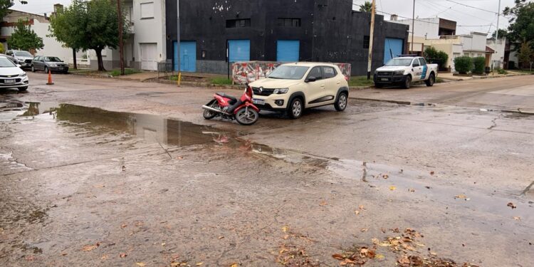 CHOQUE DE MOTO Y AUTO. NO HAY HERIDOS GRAVES