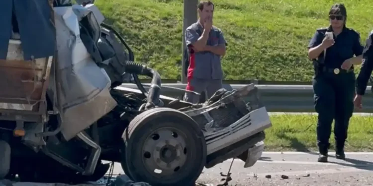 VIDEO DEL VIOLENTO CHOQUE ENTRE DOS CAMIONES EN LA PANAMERICANA, UNO ES DE BRAGADO