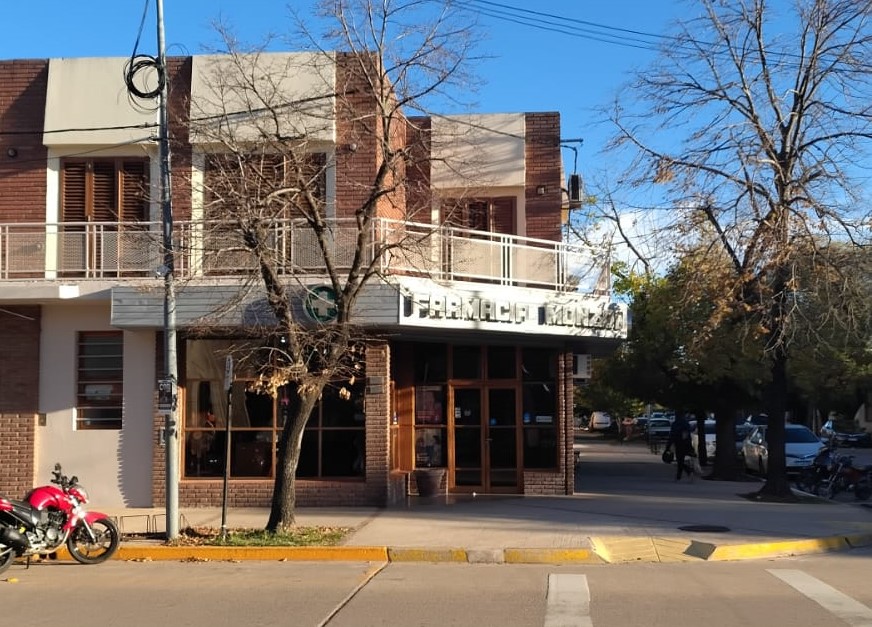 frente farmacia monzon