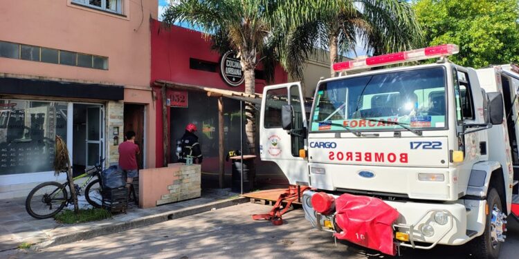 CUANTIOSAS PERDIDAS MATERIALES POR UN INCENDIO EN LOCAL DE GASTRONOMIA